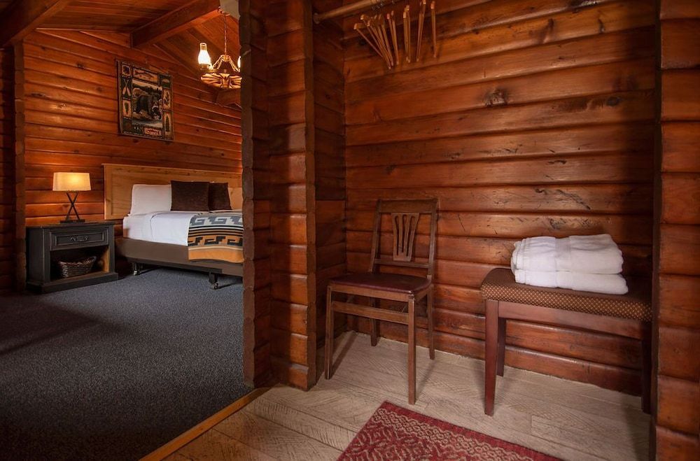Lochsa Lodge Resort Classic Room, 1 King Bed, Private Bathroom, Mountain View 5