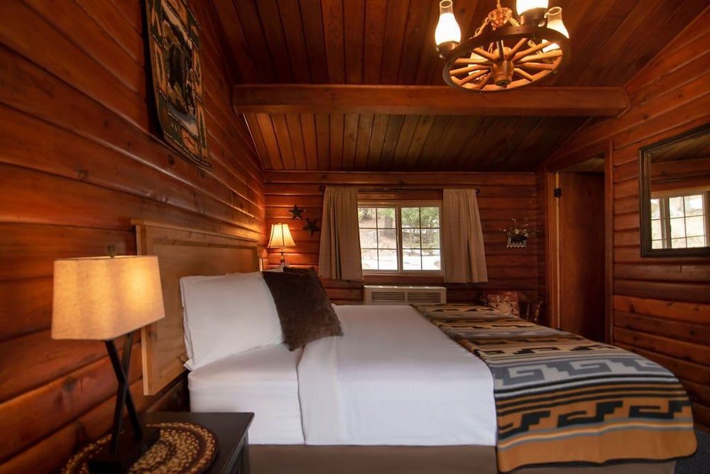Lochsa Lodge Resort Classic Room, 1 King Bed, Private Bathroom, Mountain View 4