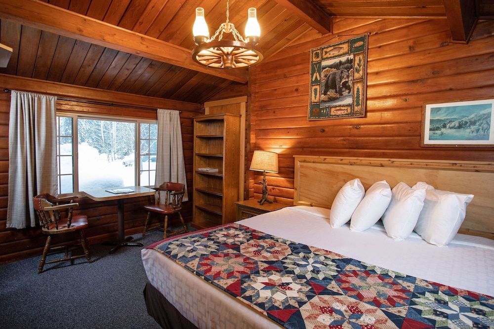 Lochsa Lodge Resort Classic Room, 1 King Bed, Private Bathroom, Mountain View