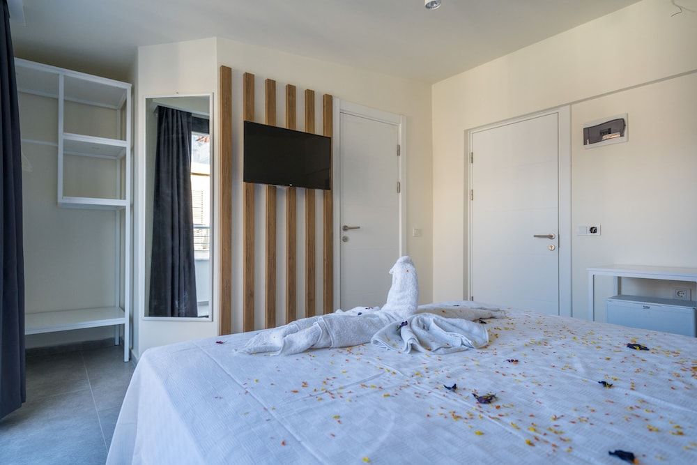 Deluxe Room, 1 Bedroom, Partial Sea View