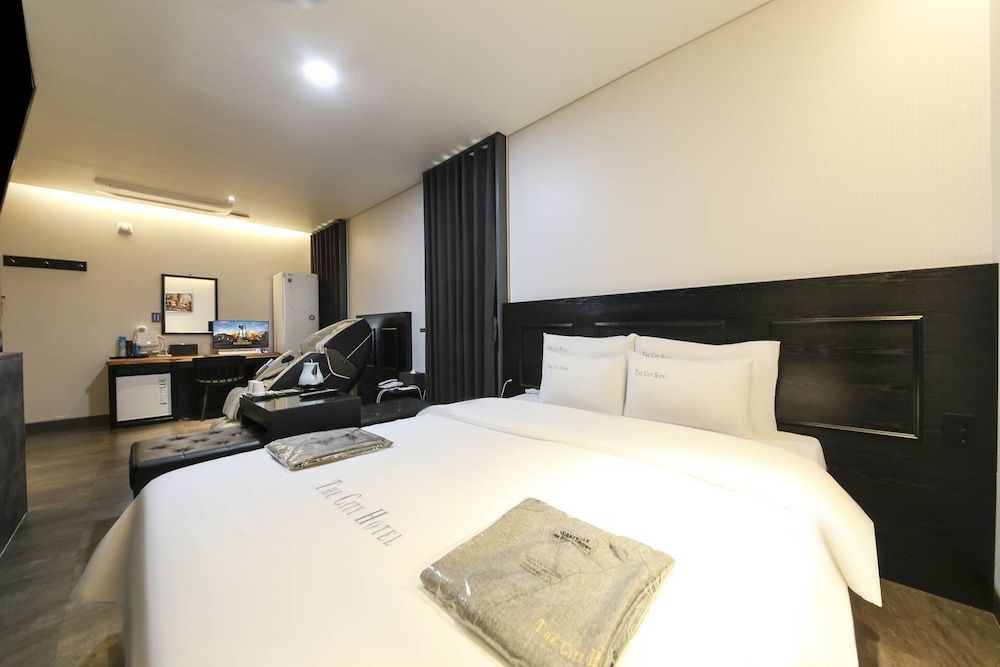 The City Hotel Twin Room