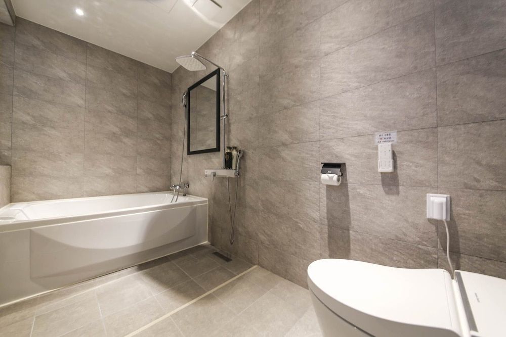 The City Hotel Twin Room 9