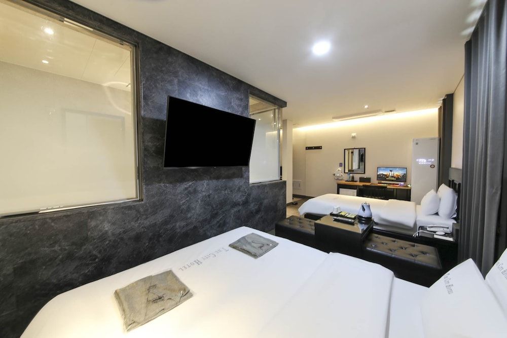 The City Hotel Twin Room 14