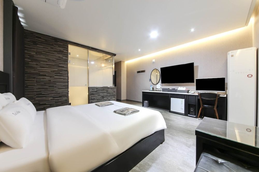 The City Hotel Standard Room 7