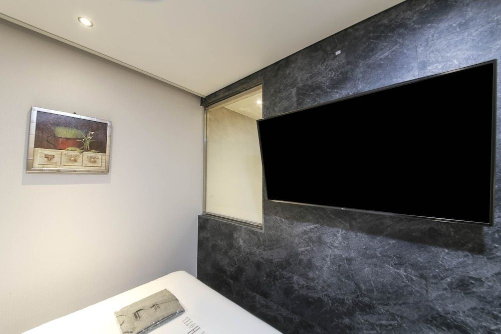 The City Hotel Twin Room 15