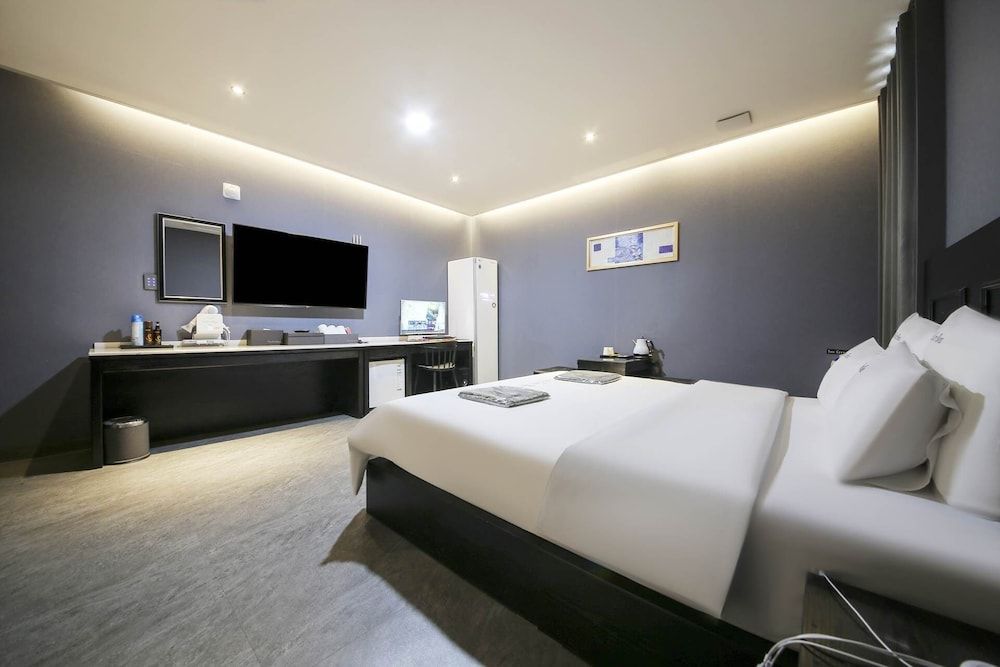 The City Hotel Standard Room 6