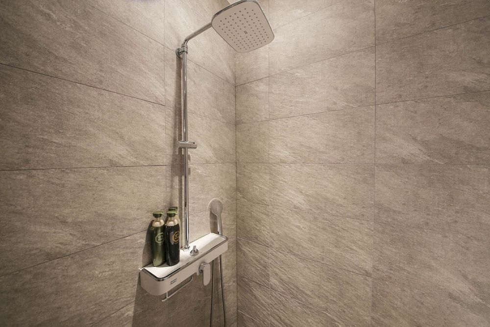 The City Hotel Standard Room 8