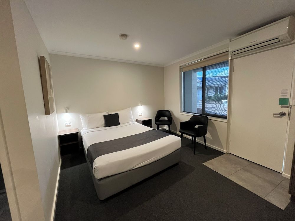 Ryley Motor Inn Superior Deluxe Family Room - 1 room 2