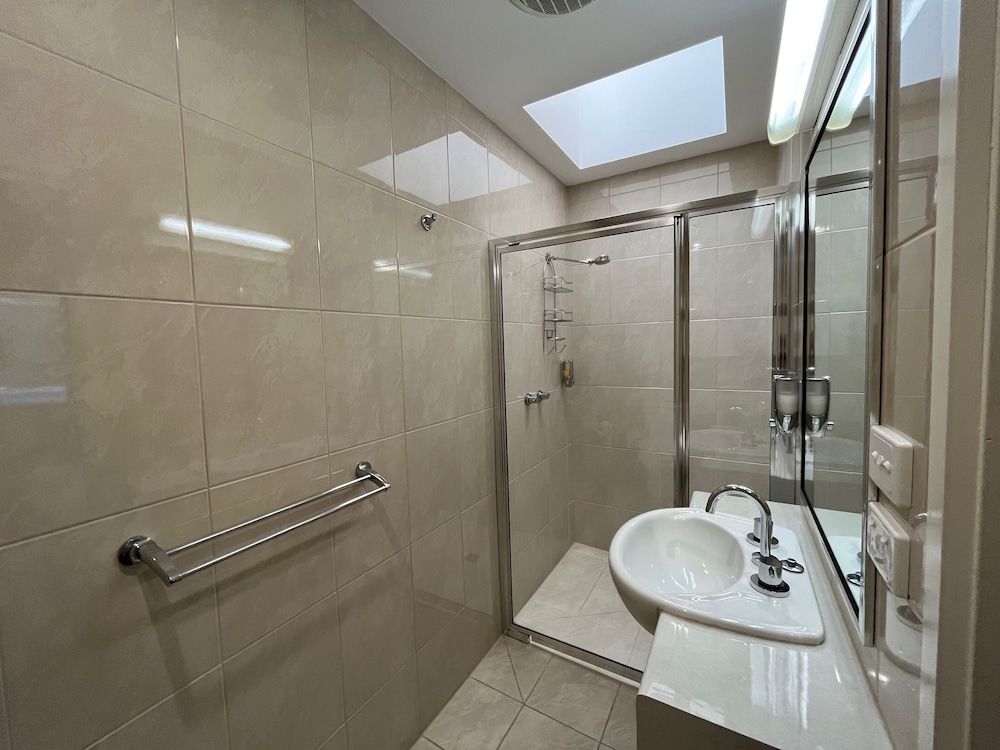 Ryley Motor Inn Superior Deluxe Queen Room 4