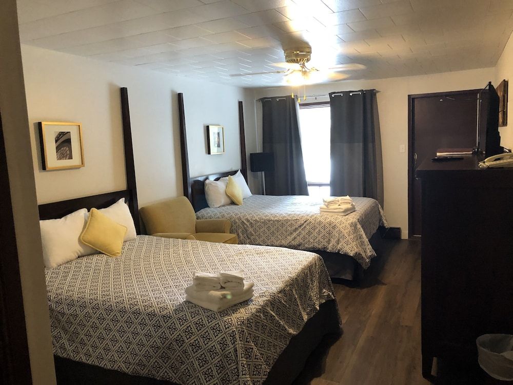 Auberge Pique-Nique Urban Rustic Double Queen, Garden View