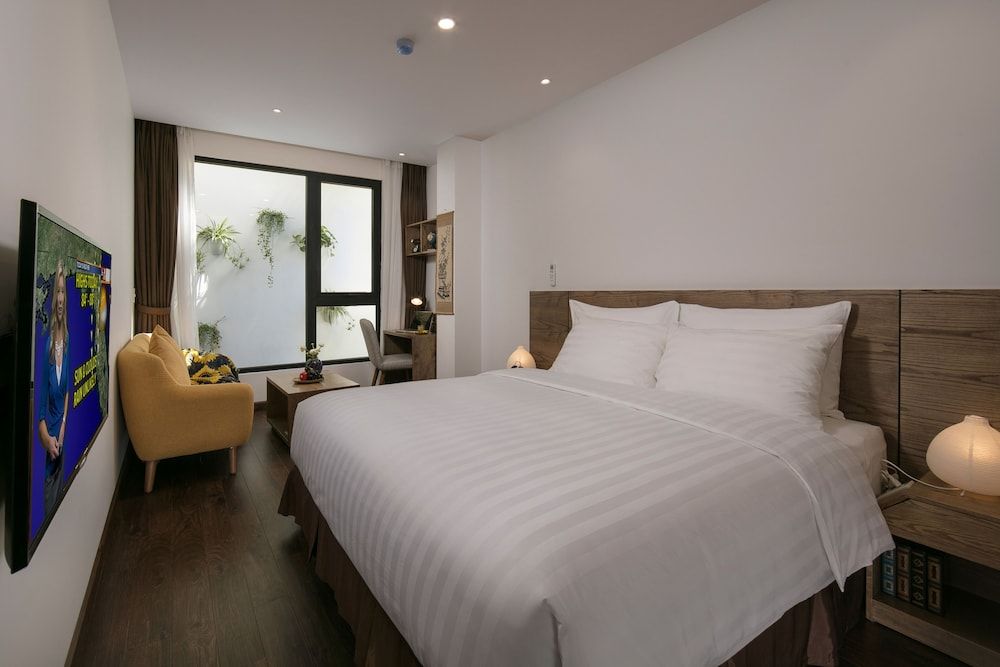 Deluxe Studio, 1 King Bed, Kitchenette, Courtyard View