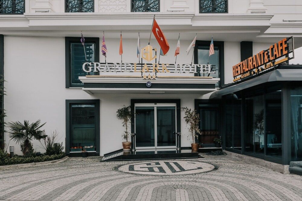 undefined Grand Lark Otel 8