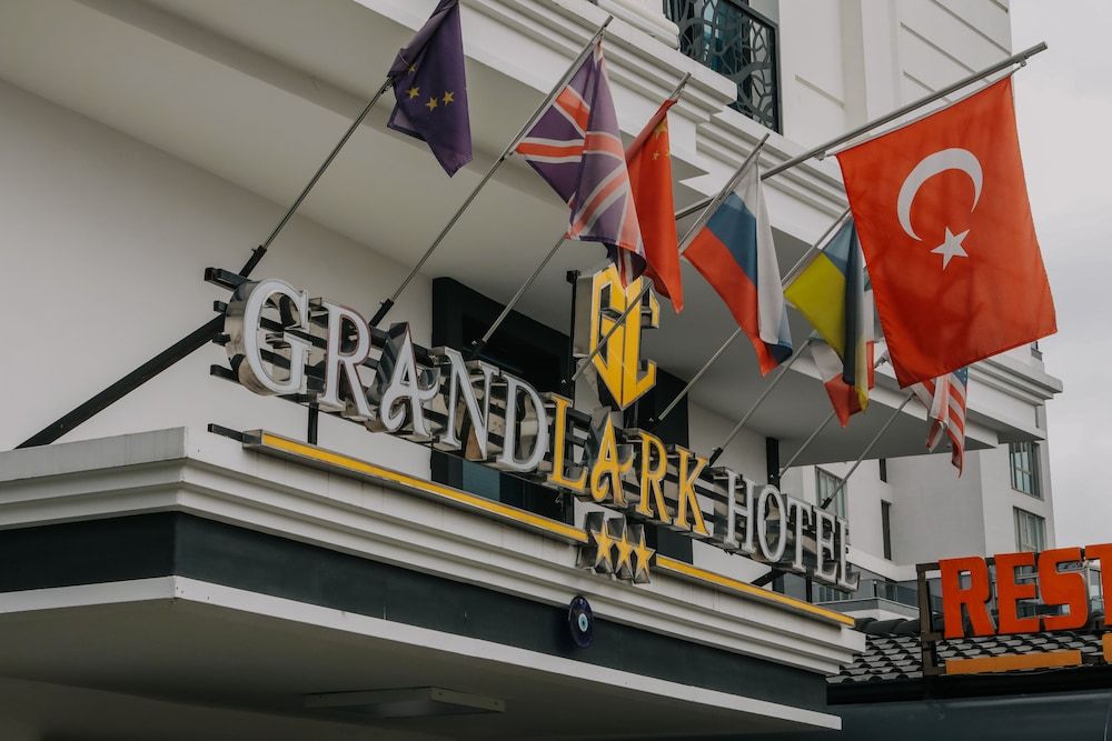 undefined Grand Lark Otel 10