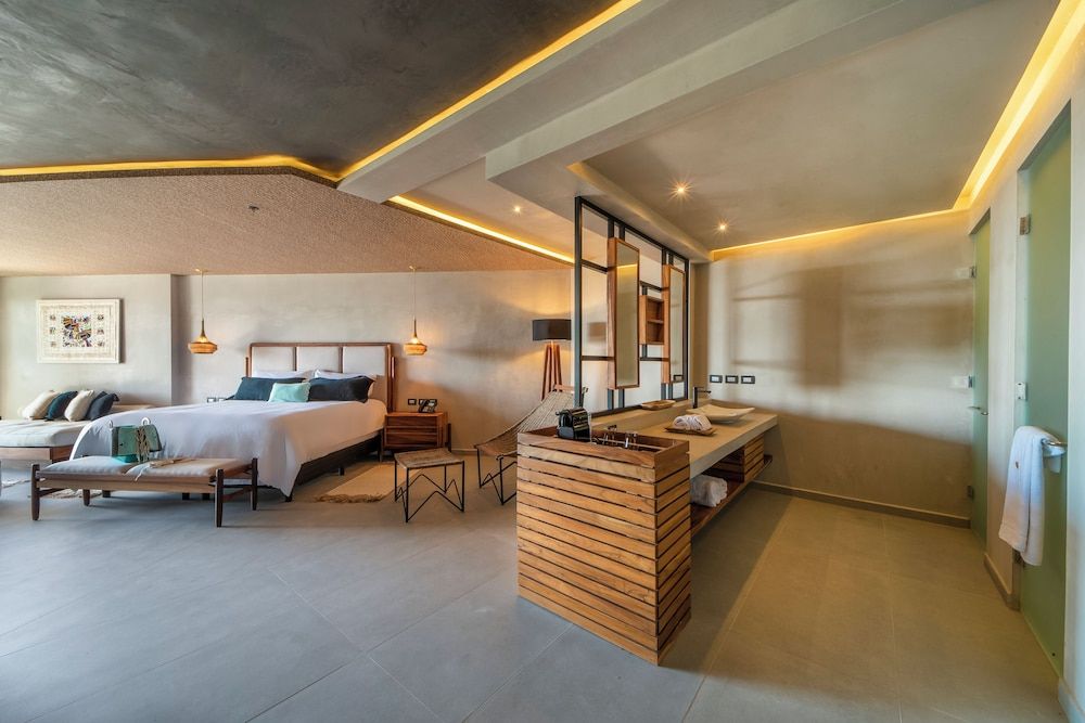 Mvngata Beach Hotel Deluxe Room 2