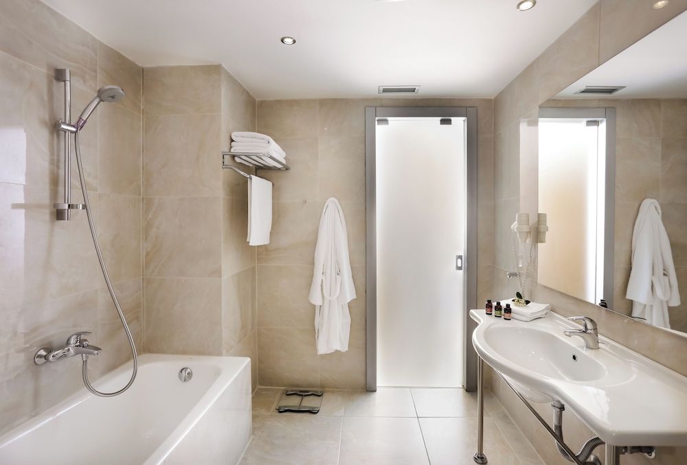 Chloe Hotel Luxury Suite ,Garden View 3