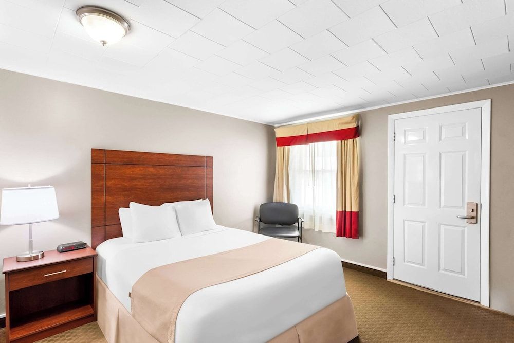 Rodeway Inn Gorham Riverside Standard Room, 1 Queen Bed, Non Smoking 3