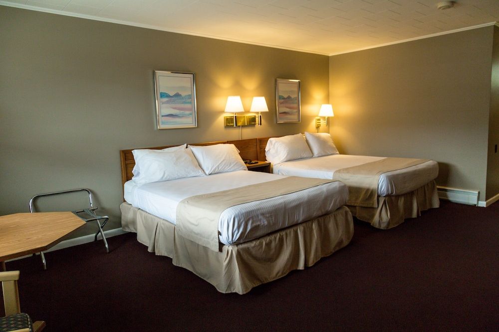 Rodeway Inn Gorham Riverside Standard Room, 2 Queen Beds, Non Smoking, Ground Floor