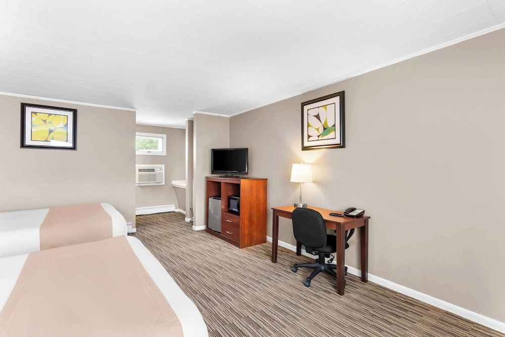 Rodeway Inn Gorham Riverside Standard Room, 2 Queen Beds, Non Smoking, Ground Floor 2