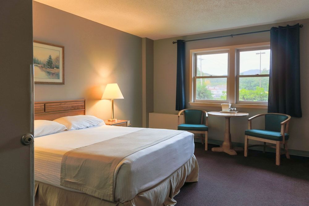 Rodeway Inn Gorham Riverside Standard Room, 1 King Bed, Non Smoking 2