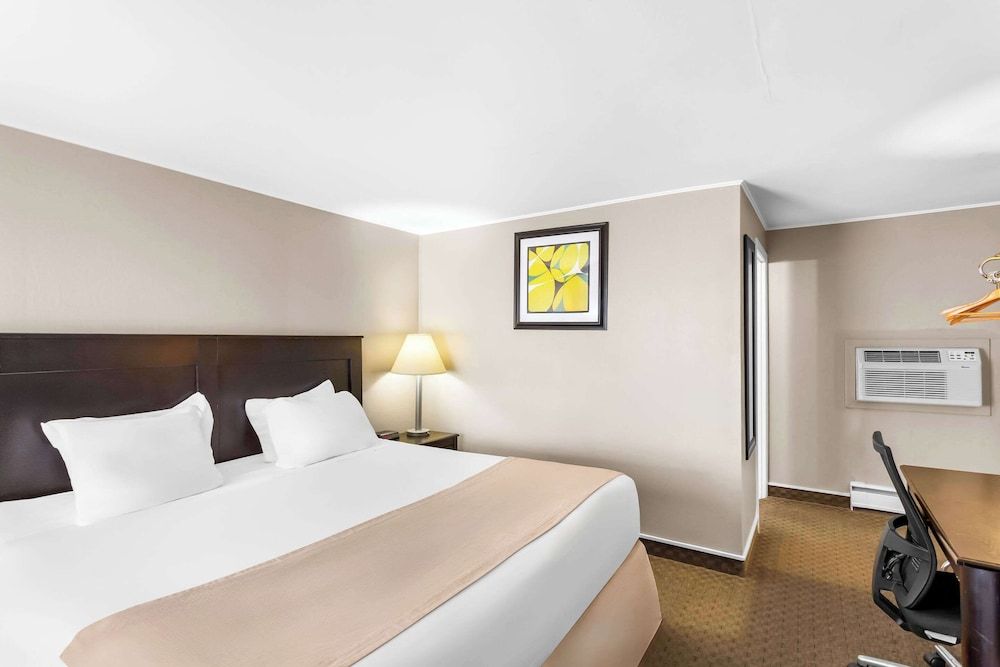 Rodeway Inn Gorham Riverside Standard Room, 1 King Bed, Non Smoking 3