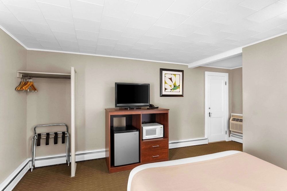 Rodeway Inn Gorham Riverside Standard Room, 1 Queen Bed, Non Smoking 6