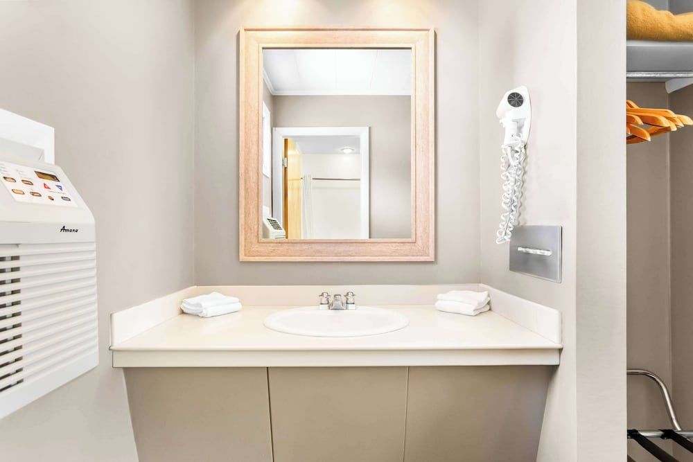 Rodeway Inn Gorham Riverside Standard Room, 2 Queen Beds, Non Smoking, Ground Floor 5