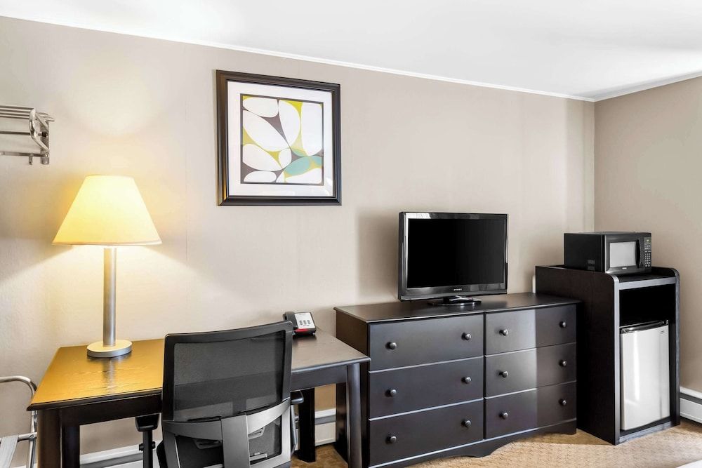 Rodeway Inn Gorham Riverside Standard Room, 1 King Bed, Non Smoking 5