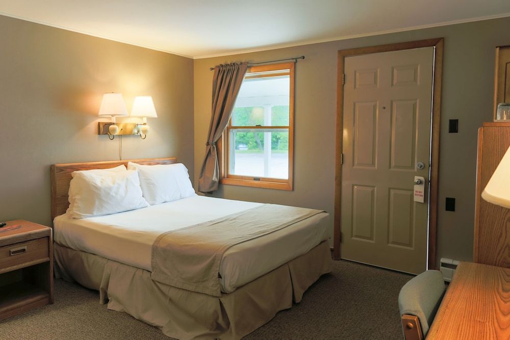 Rodeway Inn Gorham Riverside Standard Room, 1 Queen Bed, Non Smoking 2