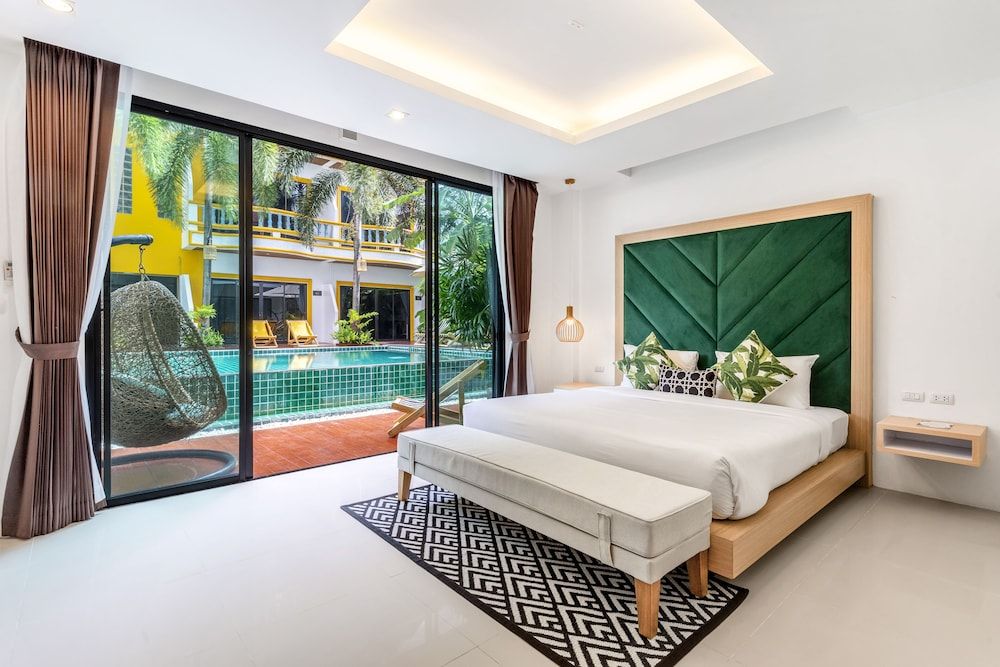 Junior Room, 1 King Bed, Pool Access