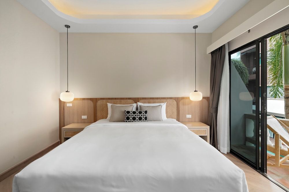 Deluxe Room, 1 King Bed, Balcony, Pool View