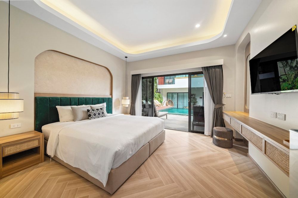 Deluxe Room, 1 King Bed, Pool Access