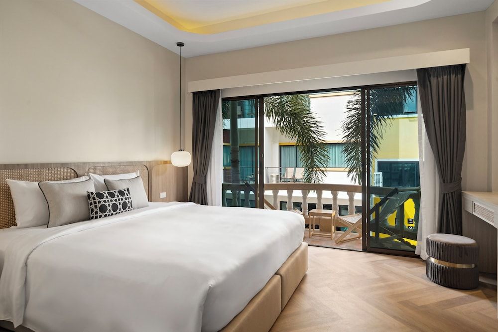 Deluxe Room, 1 King Bed, Balcony, Pool View