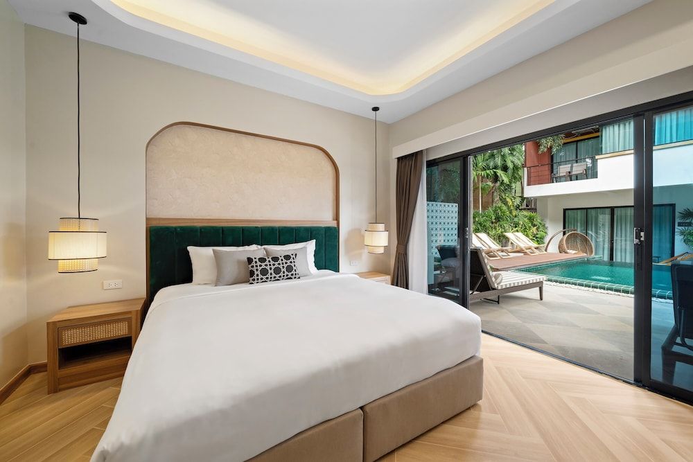 Deluxe Room, 1 King Bed, Pool Access