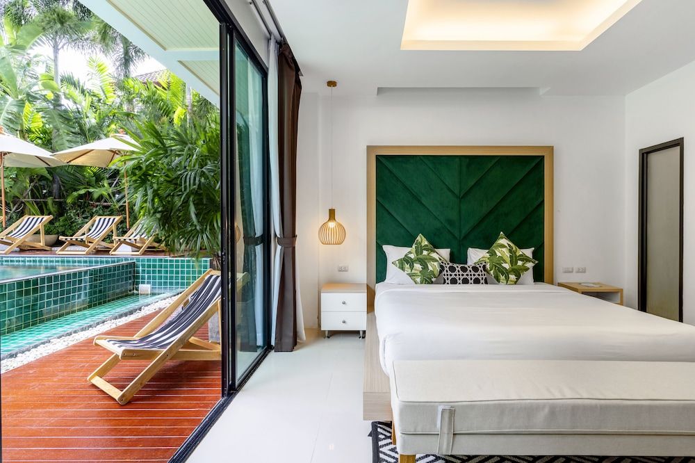 Junior Room, 1 King Bed, Pool Access