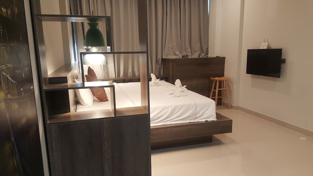 Wooden Maple Hotel Deluxe Twin Room 2