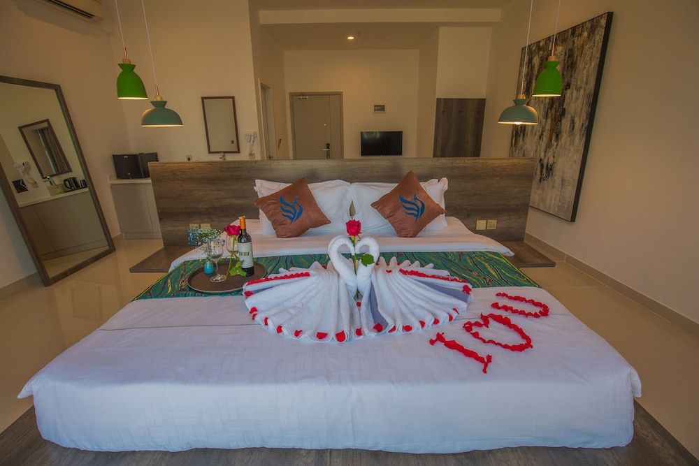 Wooden Maple Hotel Deluxe Executive Suite 4