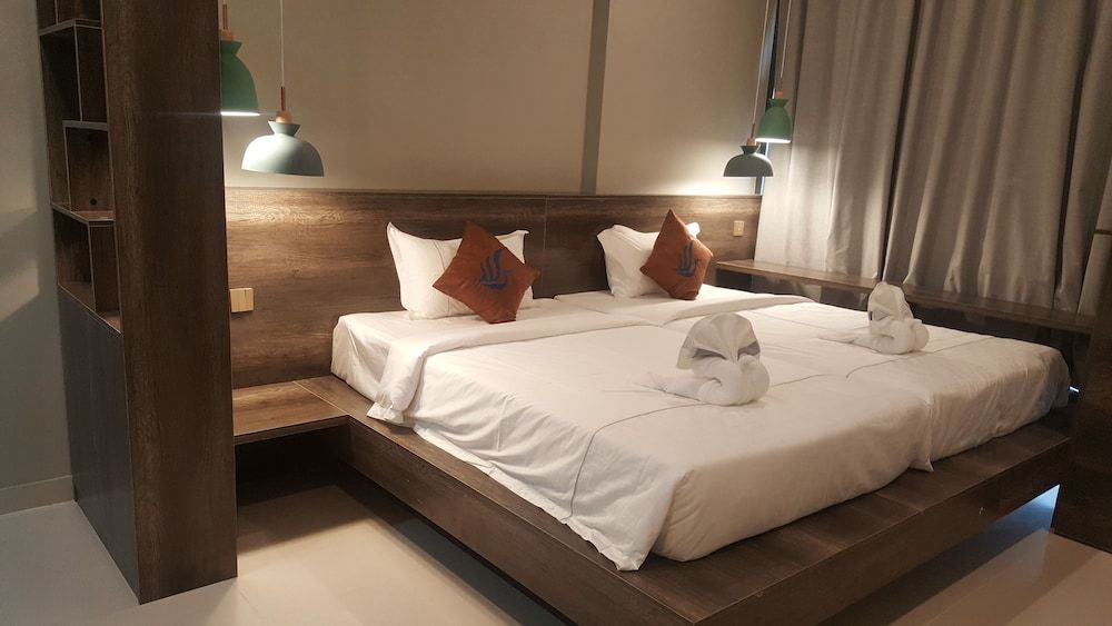 Wooden Maple Hotel Deluxe Twin Room 4