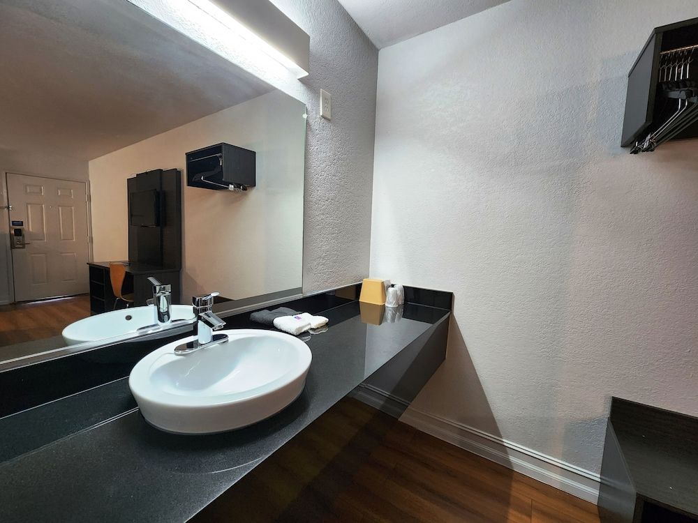 Motel 6 North Little Rock, AR Standard Room, 2 Queen Beds, Non Smoking, Refrigerator & Microwave 7