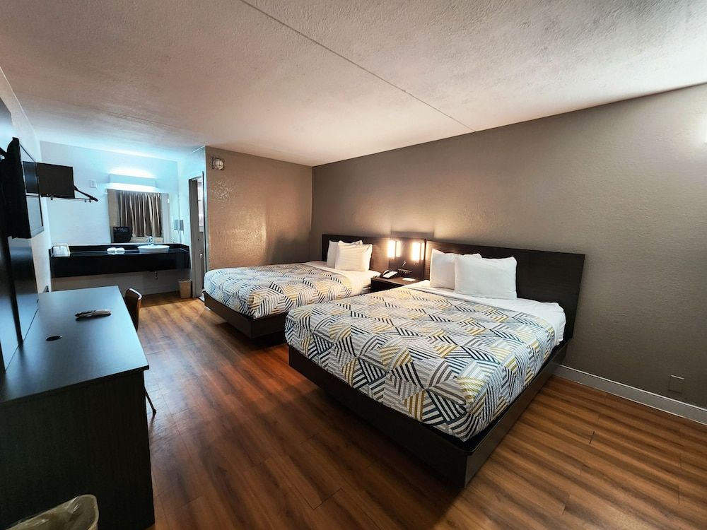 Motel 6 North Little Rock, AR Standard Room, 2 Queen Beds, Non Smoking, Refrigerator & Microwave 9