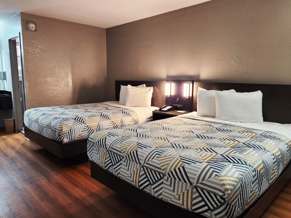 Motel 6 North Little Rock, AR Standard Room, 2 Queen Beds, Non Smoking, Refrigerator & Microwave 3