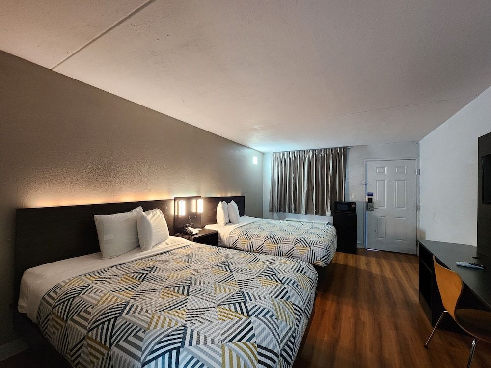 Motel 6 North Little Rock, AR Standard Room, 2 Queen Beds, Non Smoking, Refrigerator & Microwave 4