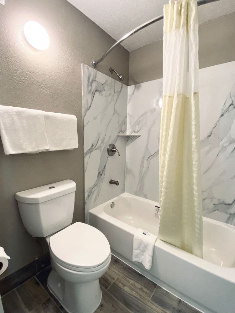 Motel 6 North Little Rock, AR Standard Room, 2 Queen Beds, Non Smoking, Refrigerator & Microwave 6