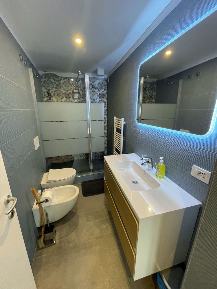 Bellagio Bed & Breakfast Superior Room, 1 King Bed, Lake View 4