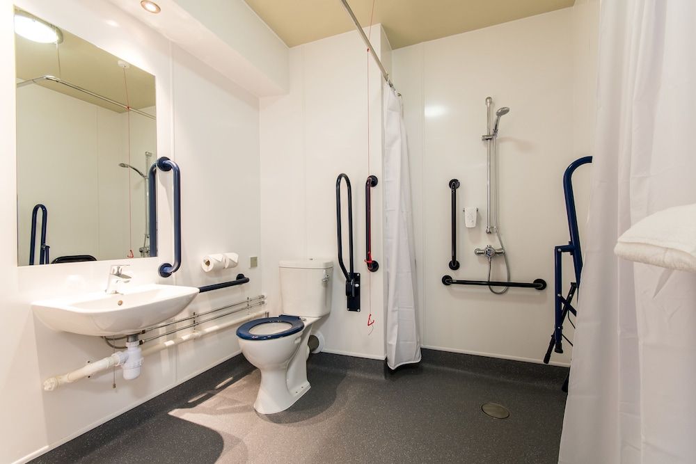 Spread Eagle, Gailey by Marston's Inns Double or Twin Room, Accessible 7