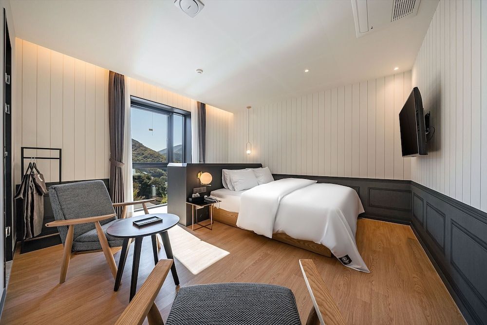 undefined Brown-dot Hotel Signature