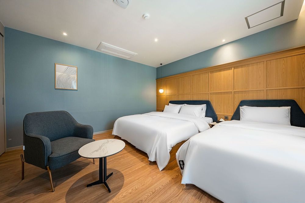 undefined Brown-dot Hotel Signature 7