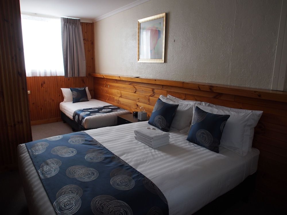 Majestic Motel Twin Room 4