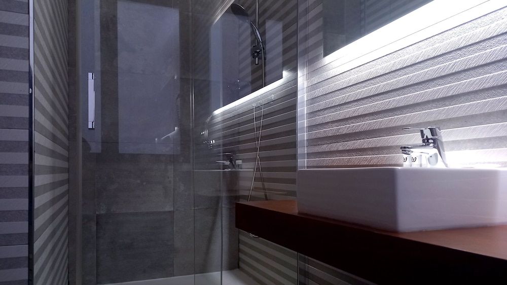 Woohoo Suites Madrid Junior Suite, 1 King Bed 11