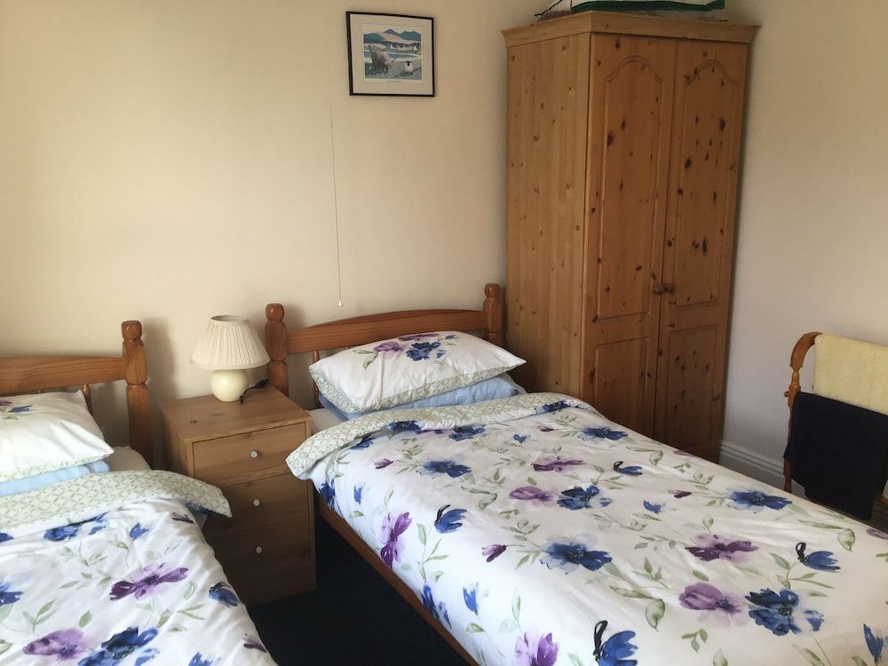 Drakewalls Bed & Breakfast Standard Twin Room, Shared Bathroom 4