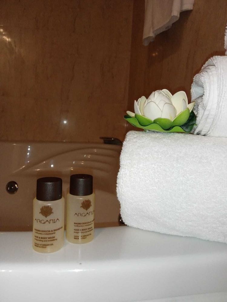 Castello Castriota Scanderbeg Suites De Charme Basic Quadruple Room 3